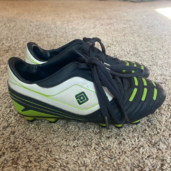 Boys size 1 Dream Pairs Soccer Cleats - Picture 2 of 7